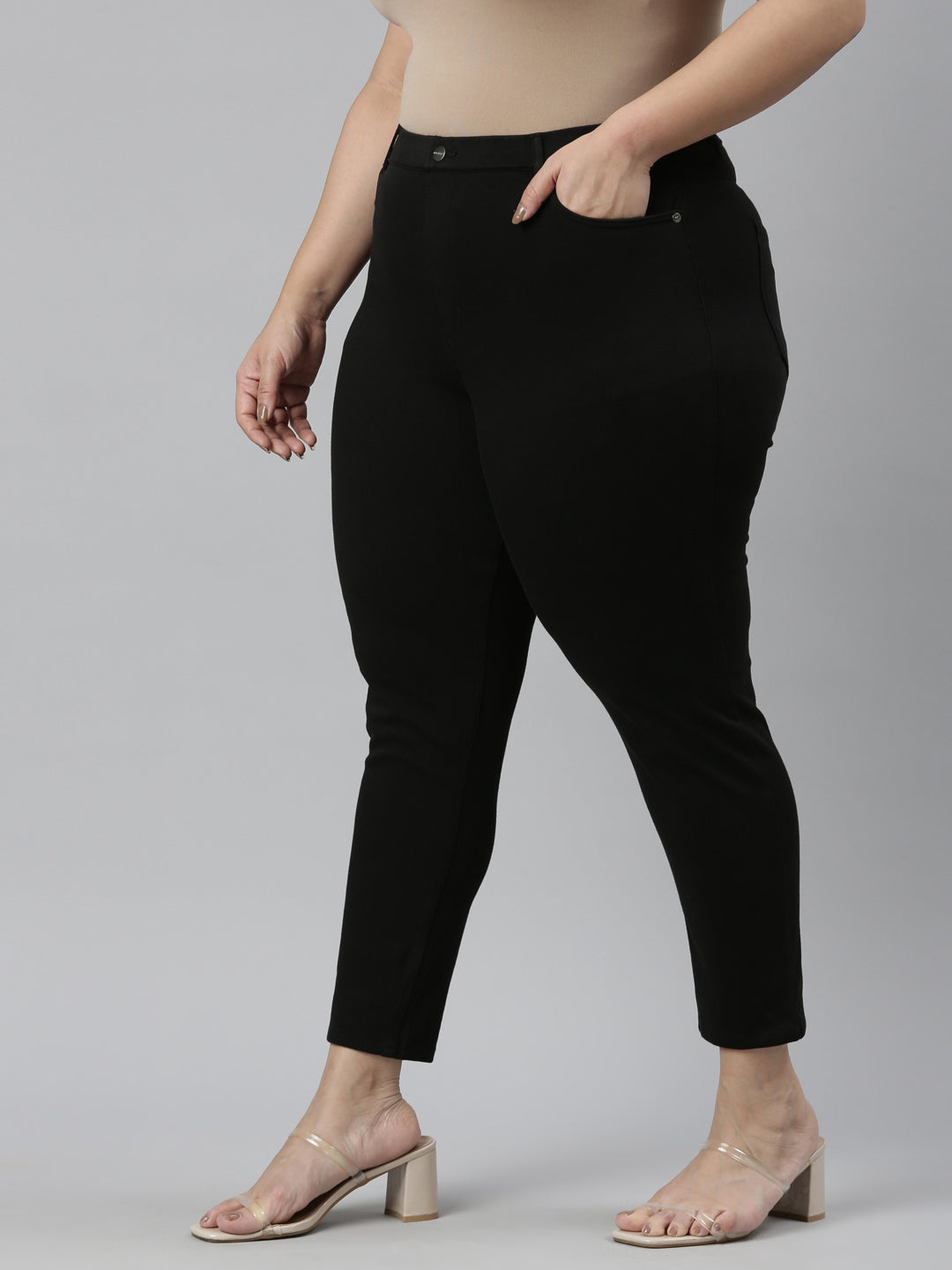 Women Solid Black Mid Rise Cropped Jeggings