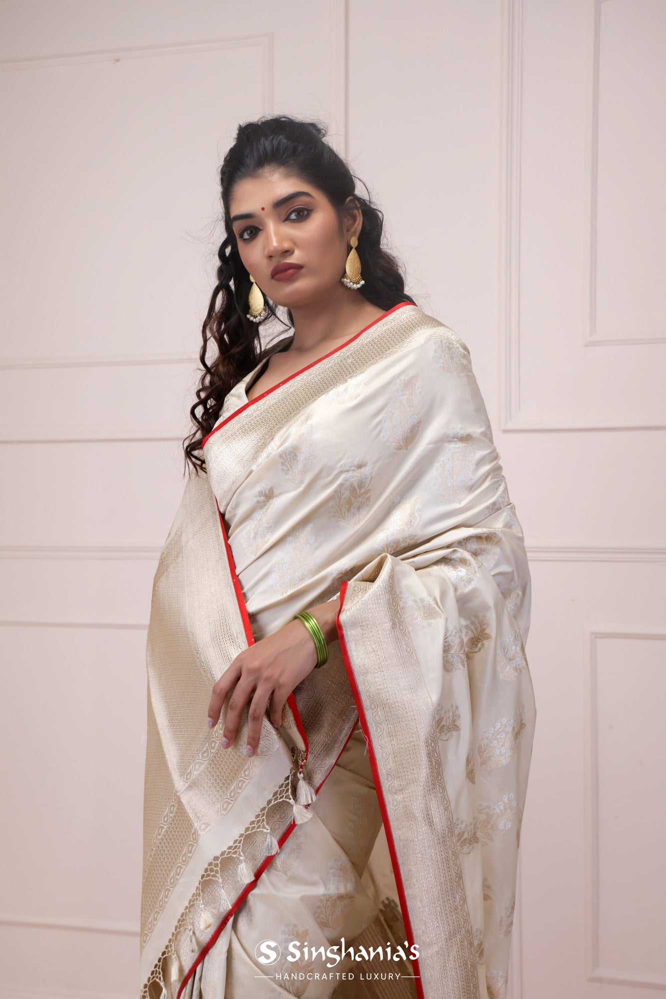 Buy BANARASI PATOLA White With Silver Zari Weaved Banarasi Silk Saree And  Beautiful Jacquard Weave Pallu And Blouse With Blouse Piece | Shoppers Stop