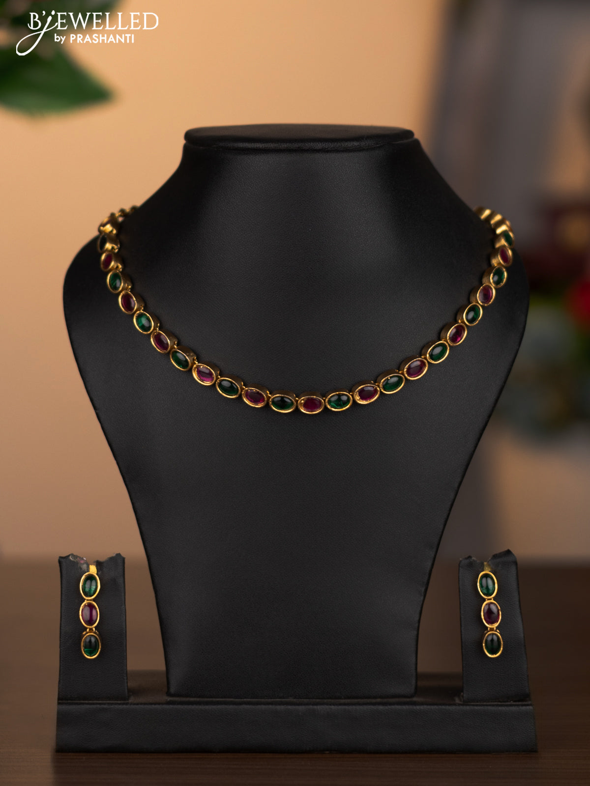 Antique necklace with simple design and kemp stones