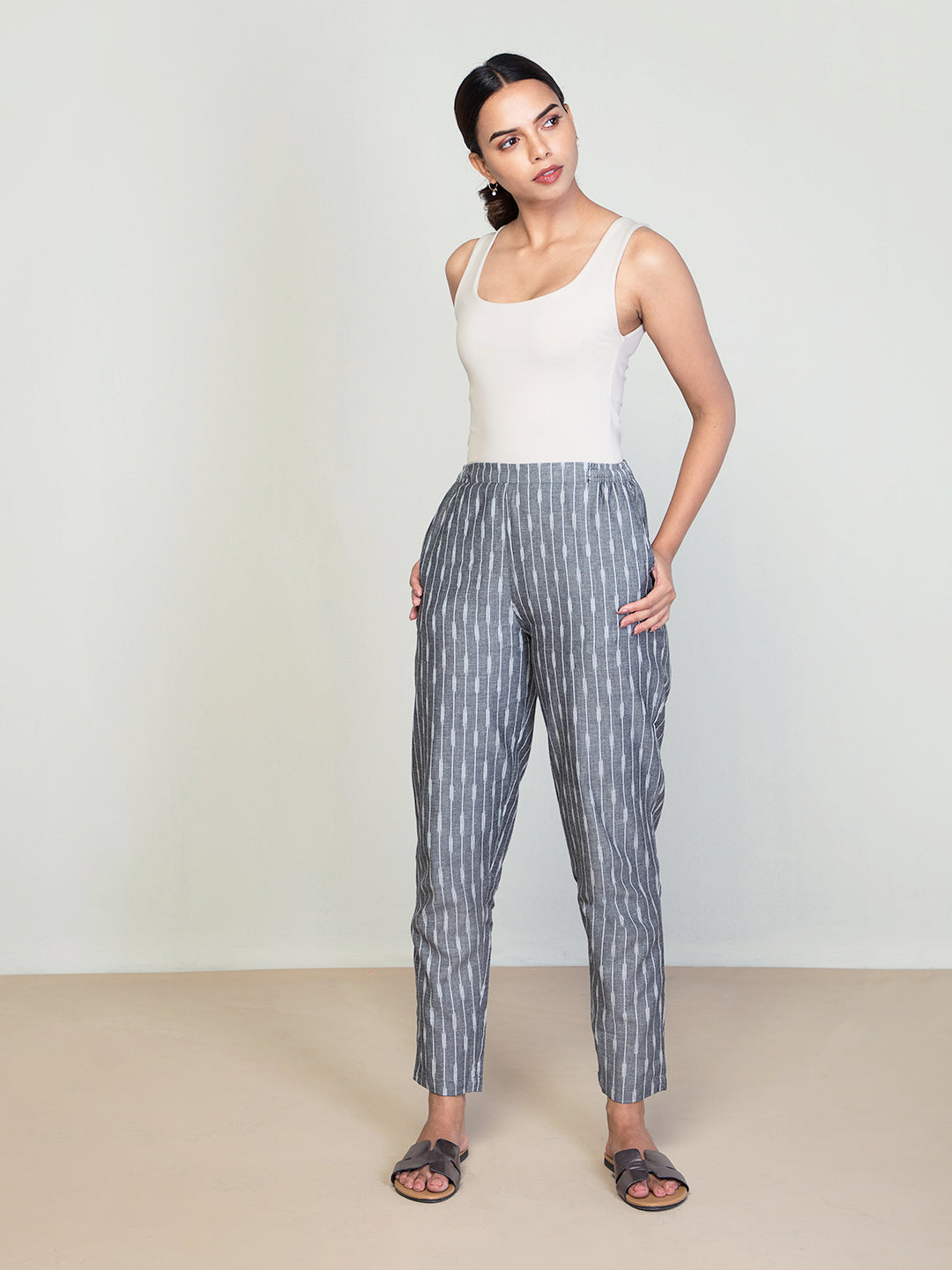 Women Ikat Grey Mid Rise Printed Pencil Pant